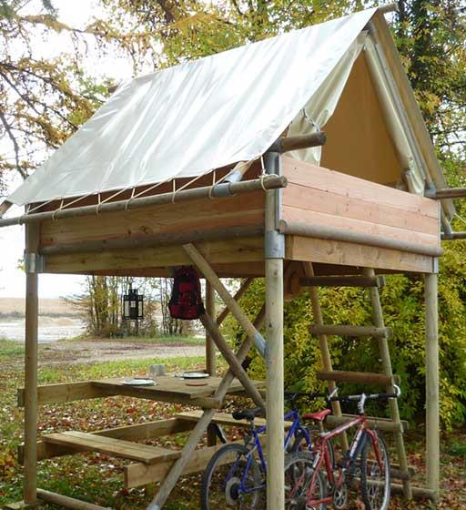 Ungewöhnliches Zelt auf Pfahlbauten Biwak, Vermietung ungewöhnlicher Unterkünfte auf dem Campingplatz Les Ballastières in den Südvogesen