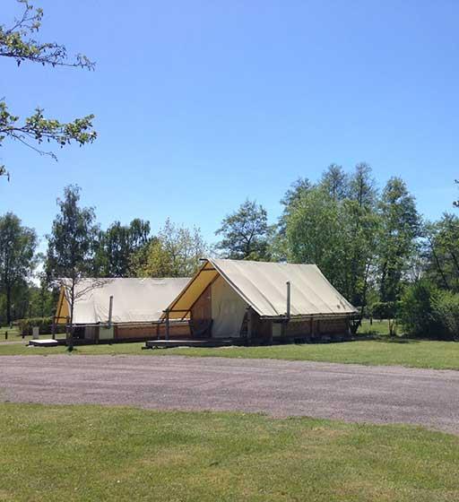 Au cœur d’un cadre naturel verdoyant, les tentes insolites trappeur en location hébergement insolite, au camping les Ballastières en Bourgogne-Franche-Comté
