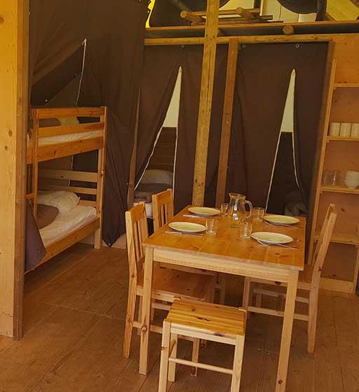 Kitchenette équipée de la tente insolite trappeur, location hébergement insolite au camping les Ballastières à Champagney