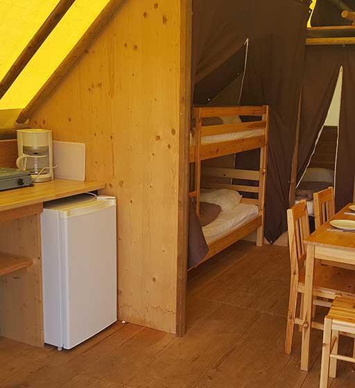 L’intérieur équipée de la tente insolite trappeur, location hébergement insolite au camping les Ballastières en Haute-Saône