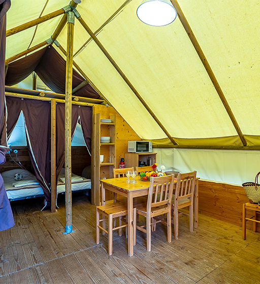 Het interieur uitgerust met de ongewone trappertent, ongewone accommodatieverhuur op de camping Ballastières in de Haute-Saône