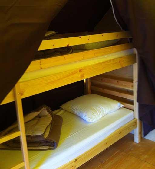 Kamer met stapelbed in de ongewone trappertent, ongewone accommodatie op de camping Ballastières in de Zuidelijke Vogezen