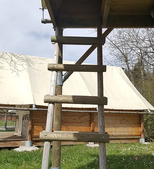 Ungewöhnliches Zelt auf Pfahlbauten Biwak, Vermietung ungewöhnlicher Unterkünfte auf dem Campingplatz Les Ballastières in den Südvogesen