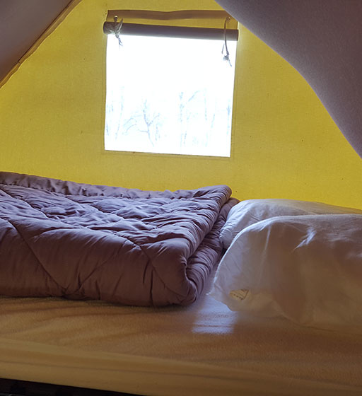 Tente insolite sur pilotis bivouac, location hébergement insolite au camping les Ballastières dans les Vosges du Sud