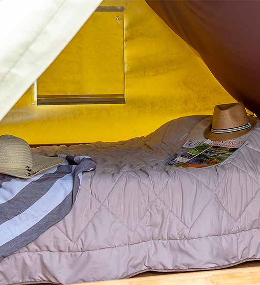 Ongebruikelijke tent op palen bivak, ongebruikelijke accommodatieverhuur op de camping Ballastières in de Zuidelijke Vogezen