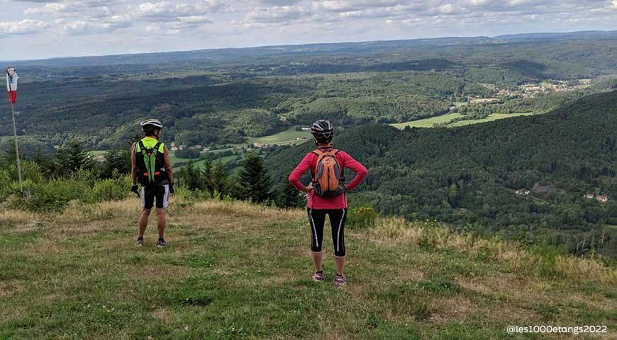 Randonneurs cyclistes, admirant la vue panoramique de la planche des belles filles