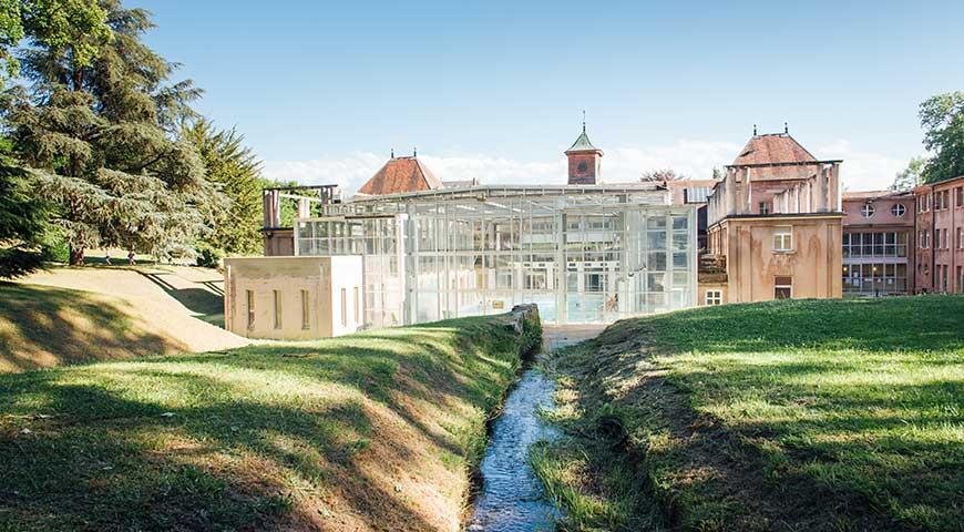 A 35 km del camping Ballastières, en Bourgogne-Franche-Comté, descubra Luxeuil-les-Bains, una ciudad balneario con un patrimonio extraordinario