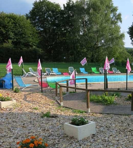 Blick auf den Pool des Campingplatzes Les Ballastières in der Haute-Saône