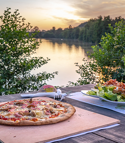 Bar-restaurant le Titan aan de waterkant van de Camping Les Ballastières in de Haute-Saône