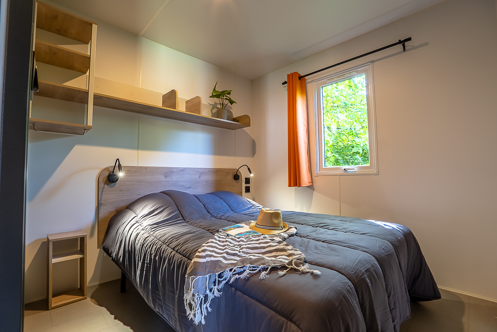 Chambre avec lit double et fenêtre lumineuse.