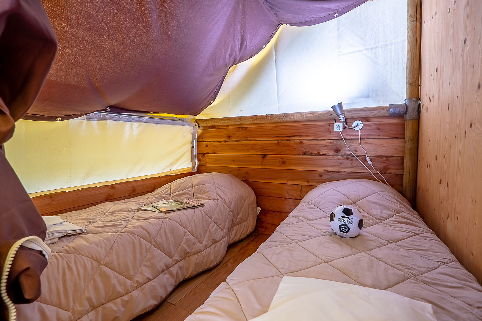 Chambre cabine bois, deux lits simples.