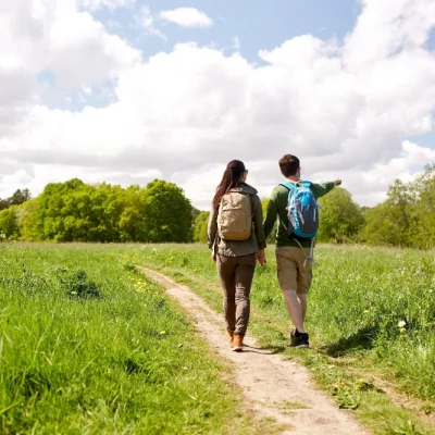 Randonnée en couple dans la nature verdoyante.