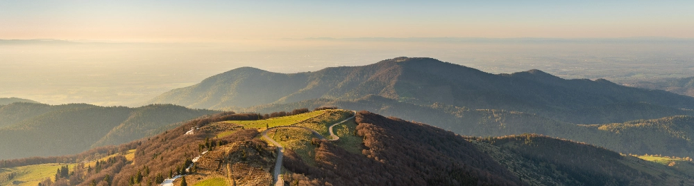 Vue panoramique de montagnes au crépuscule.