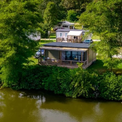 Chalet en bois au bord d'un lac paisible.