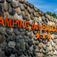 Mur en pierre du Camping des Ballastières.