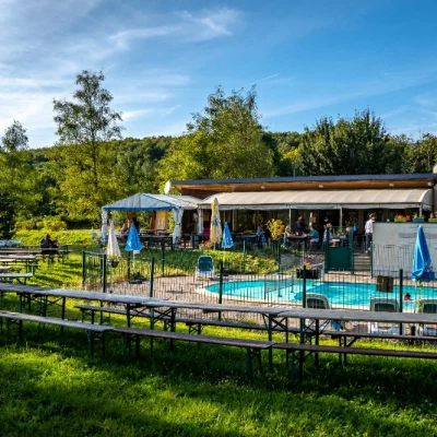 Terrasse ensoleillée d'un café avec piscine