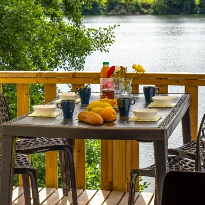 Petit-déjeuner sur terrasse avec vue sur lac