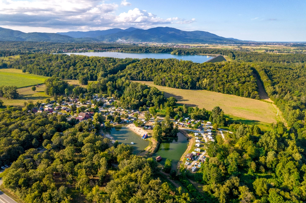 Vue aérienne d'un camping en nature verdoyante