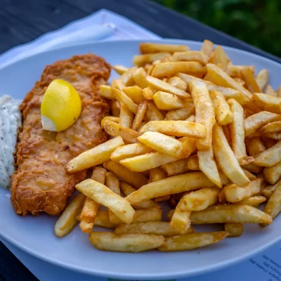 Assiette de fish and chips citron et sauce tartare.