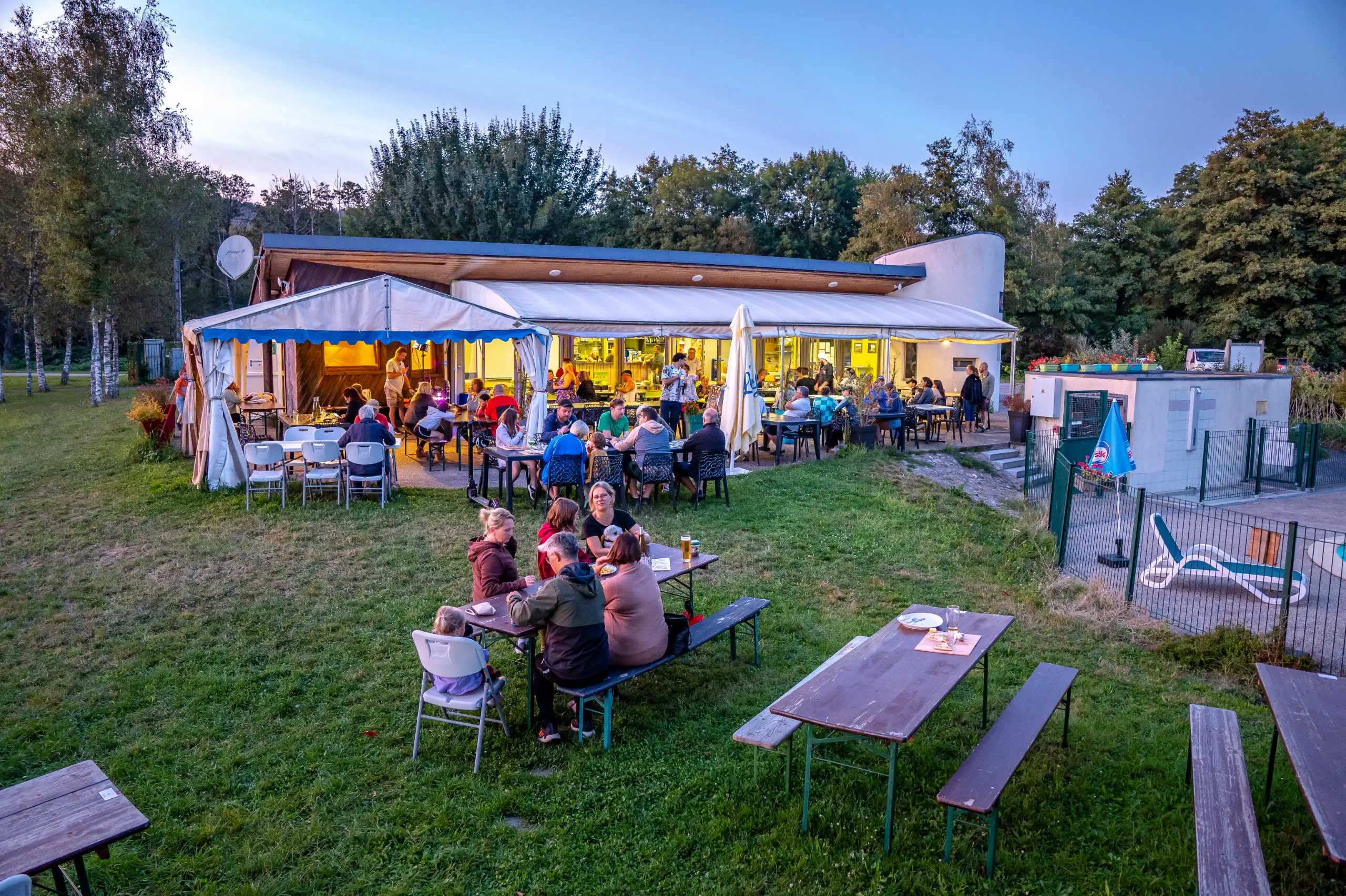 Dîner en plein air dans un restaurant de campagne.