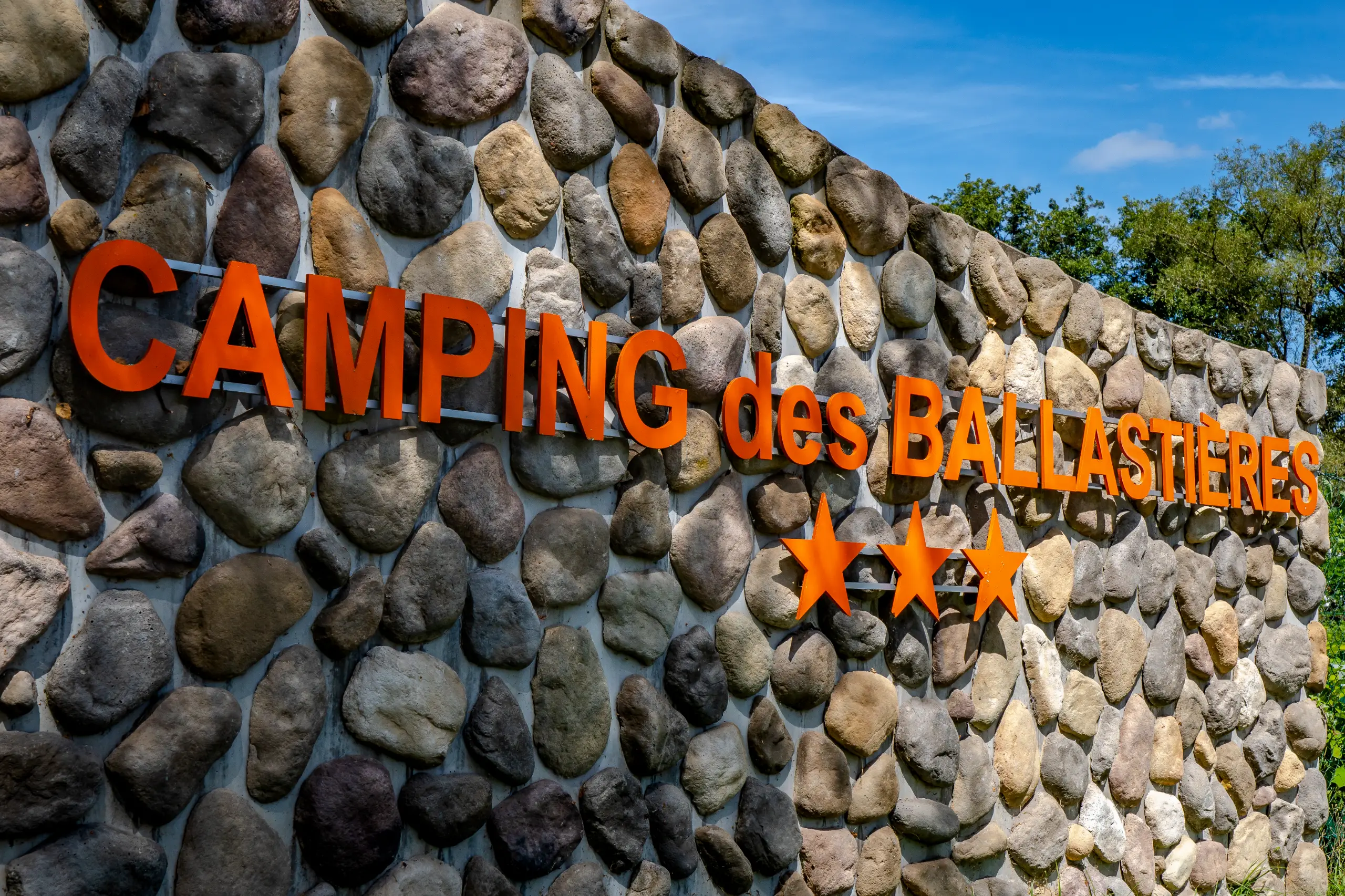 Entrée du Camping des Ballastières, trois étoiles