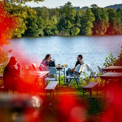 Détente au bord d'un lac paisible