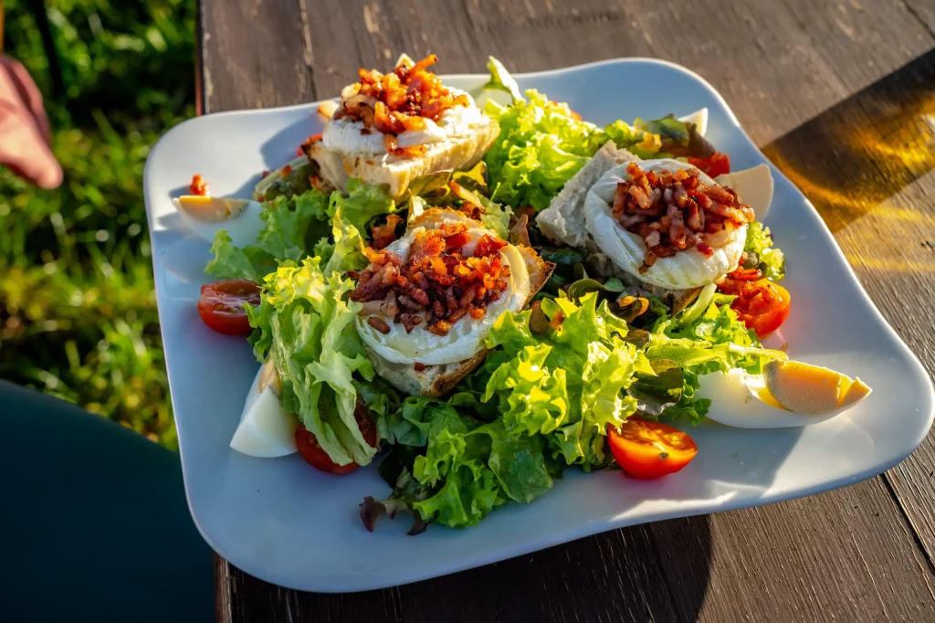 Salade crottin de chèvre et bacon en plein air.