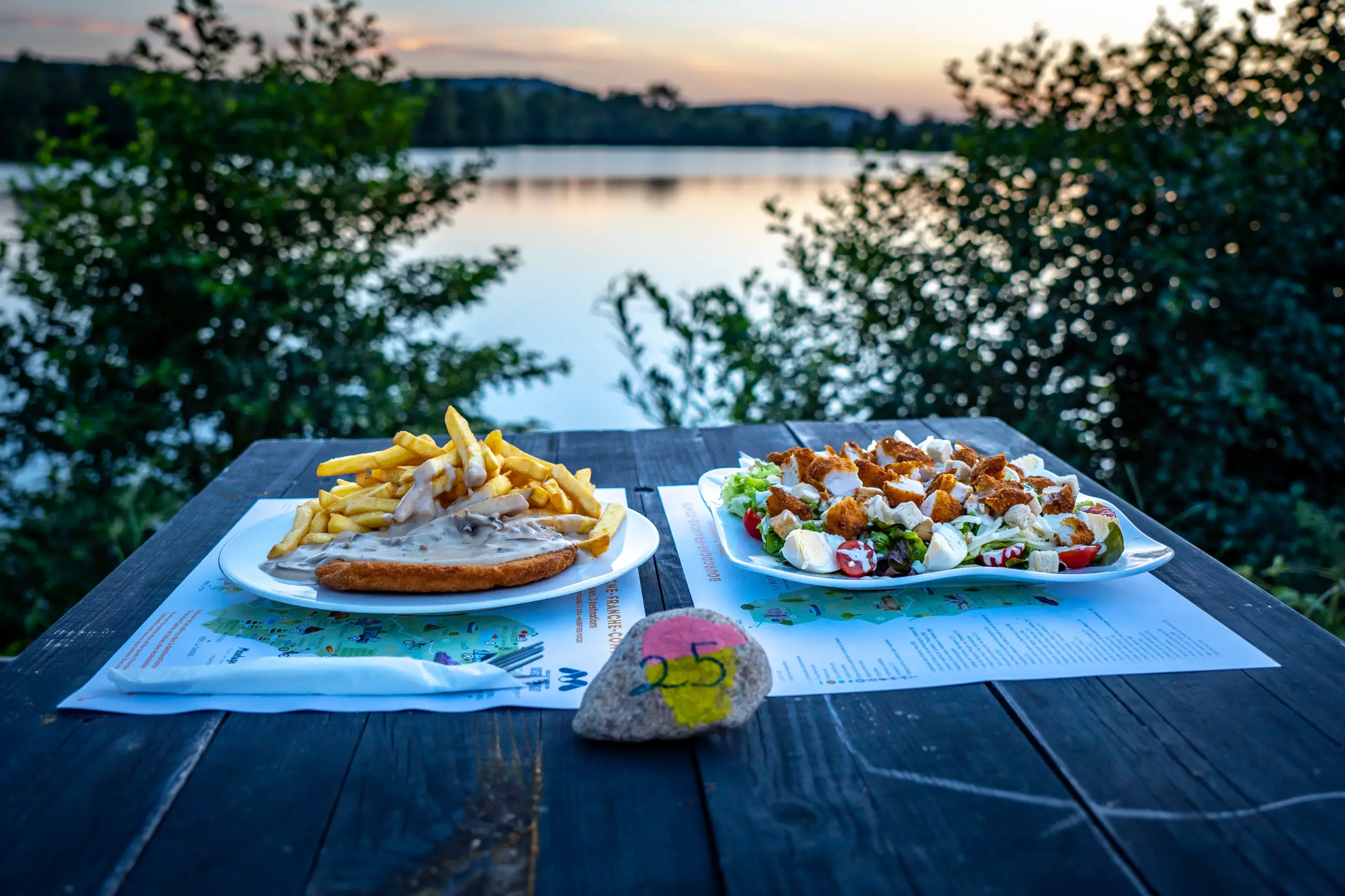 Repas en plein air au bord du lac