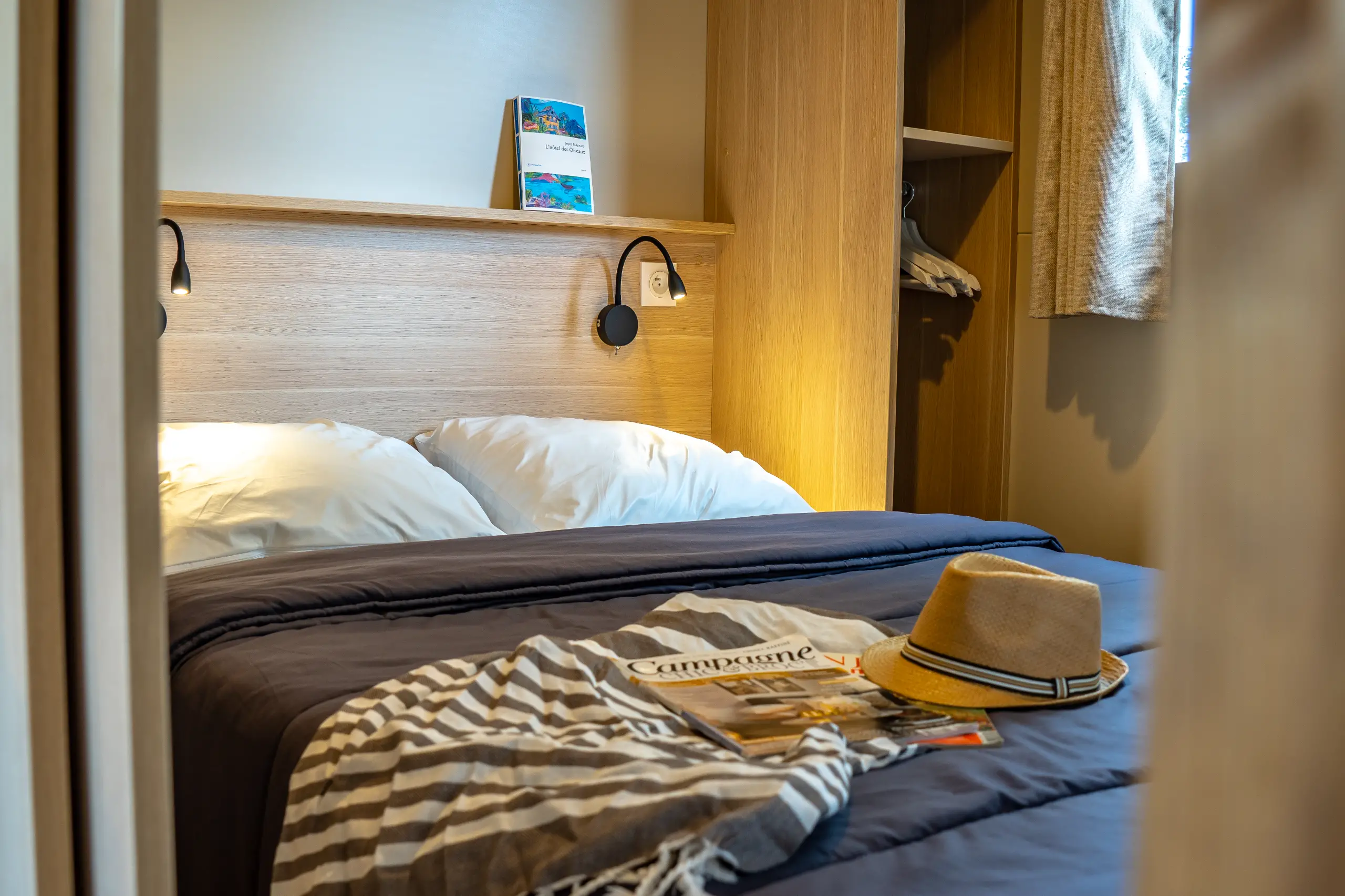 Chambre cosy avec lit double et décorations.