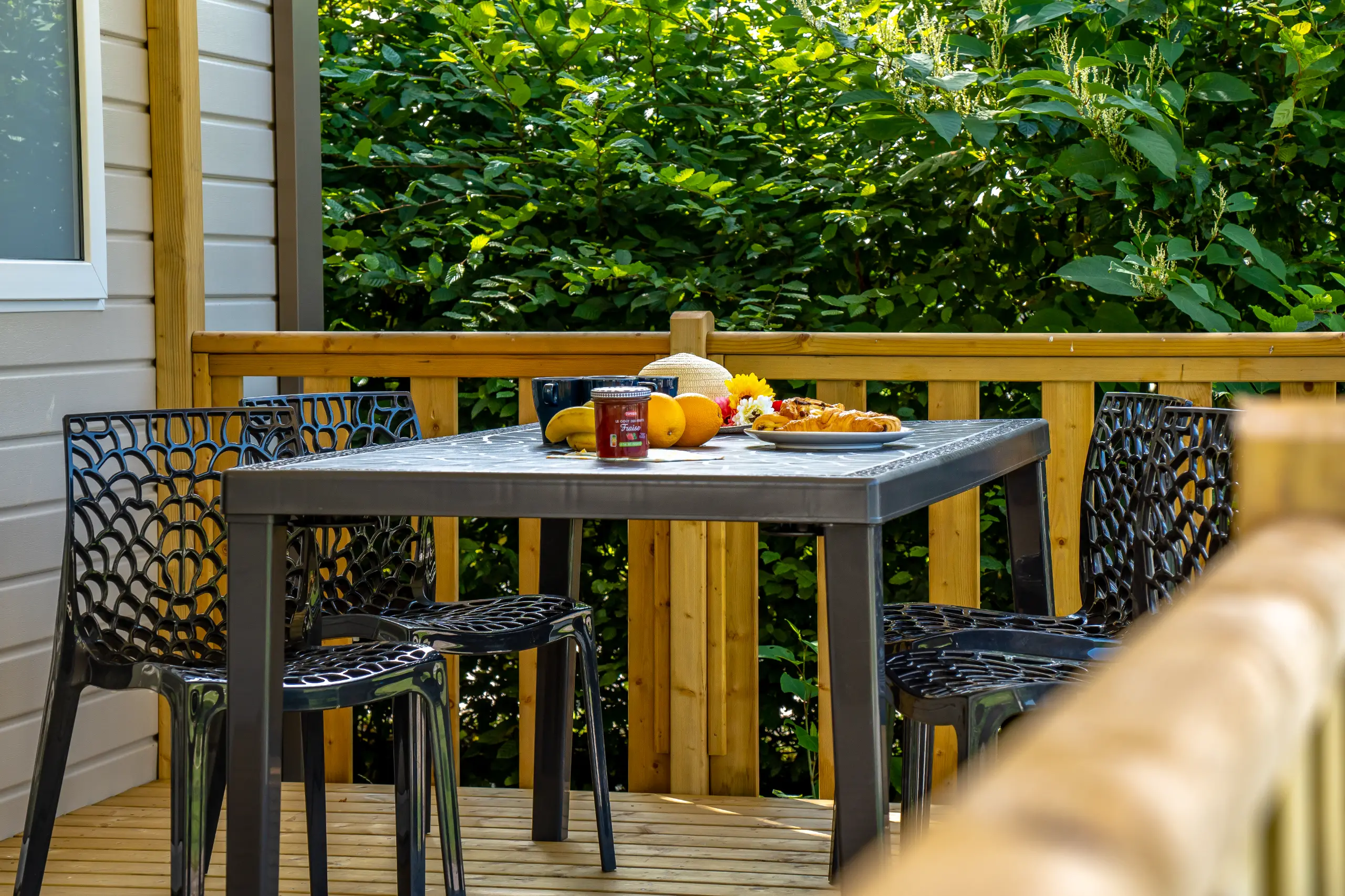 Petit-déjeuner sur terrasse avec fruits et croissants
