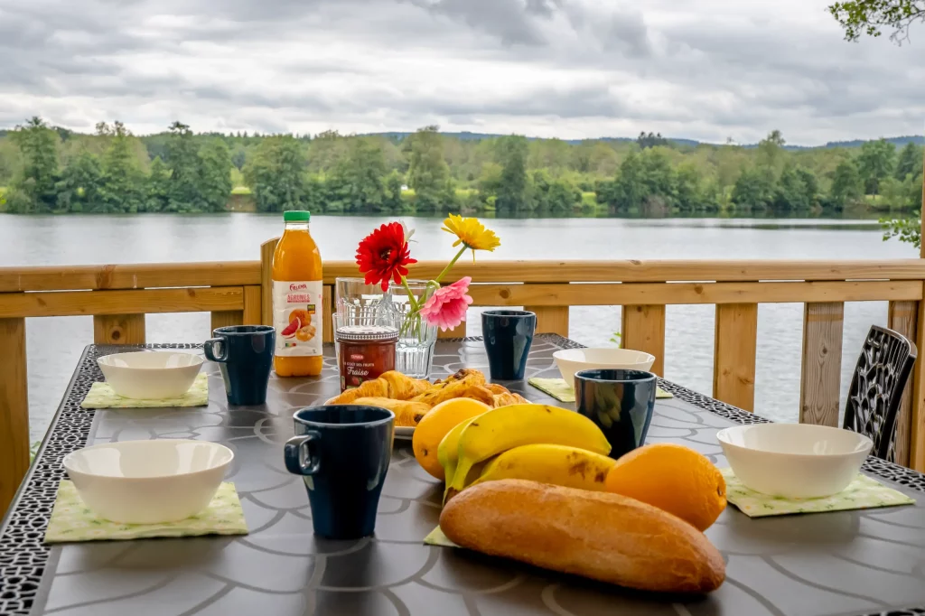 Petit-déjeuner en terrasse avec vue sur le lac