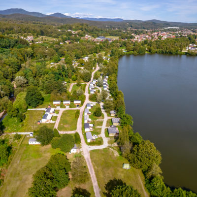 Vue aérienne de camping au bord du lac.
