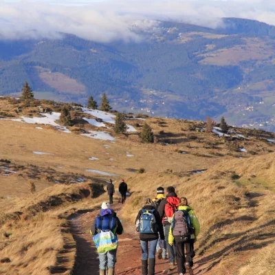 Randonnée en montagne par temps brumeux