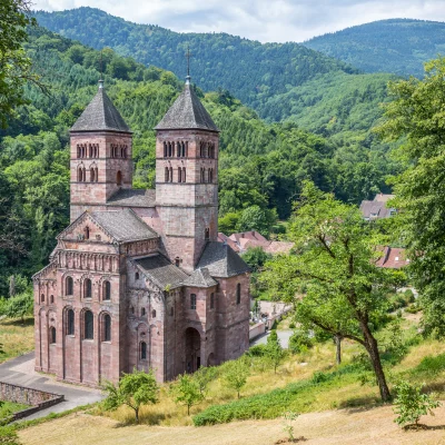 Abbaye médiévale entourée de forêt verdoyante