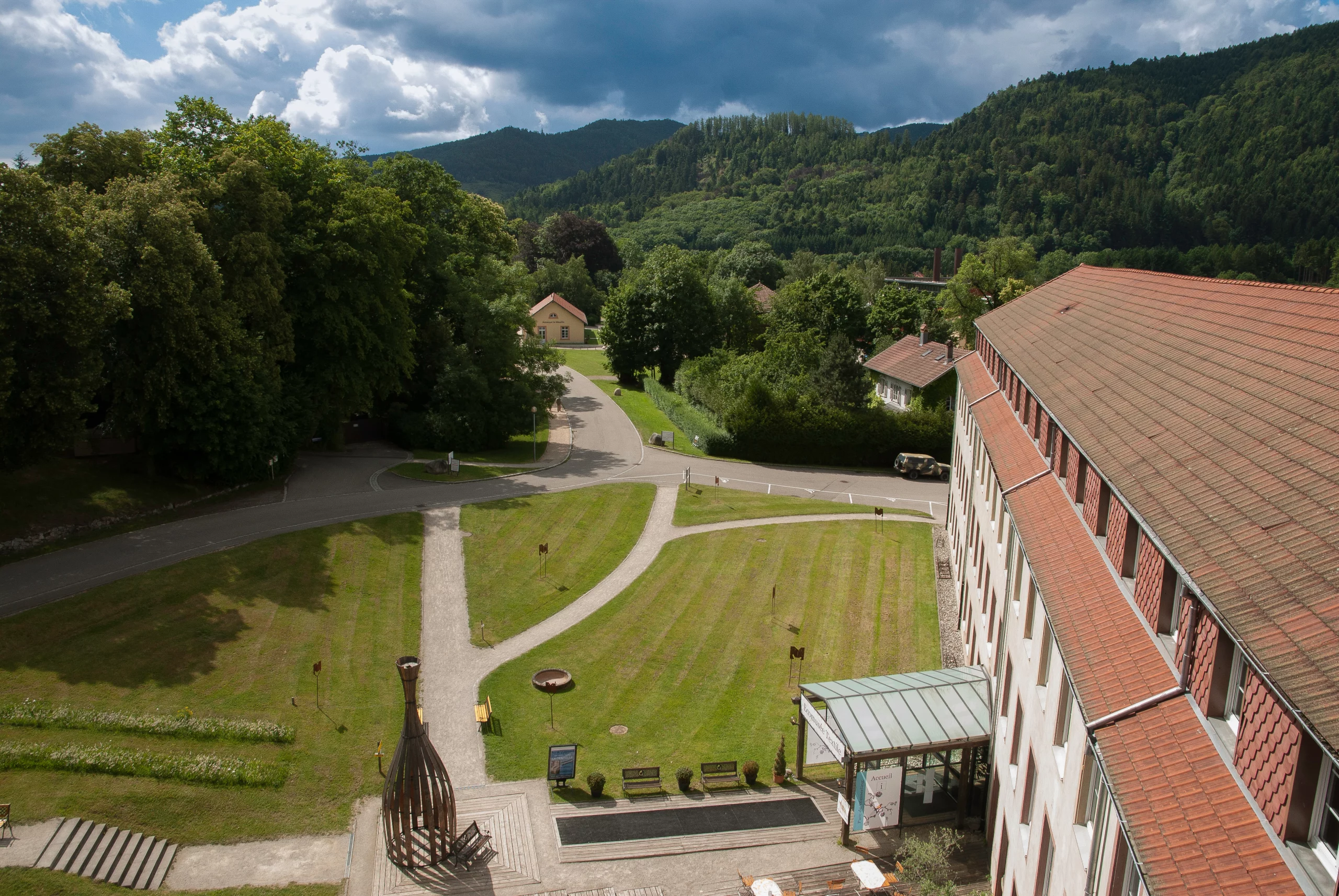 Vue aérienne d'un campus universitaire verdoyant.