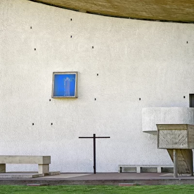 Mur blanc avec croix et tableau bleu