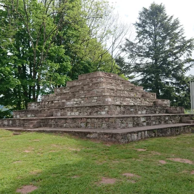 Pyramide de pierre entourée d'arbres verdoyants.
