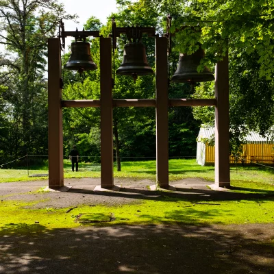 Structure cloches en plein air, parc verdoyant.