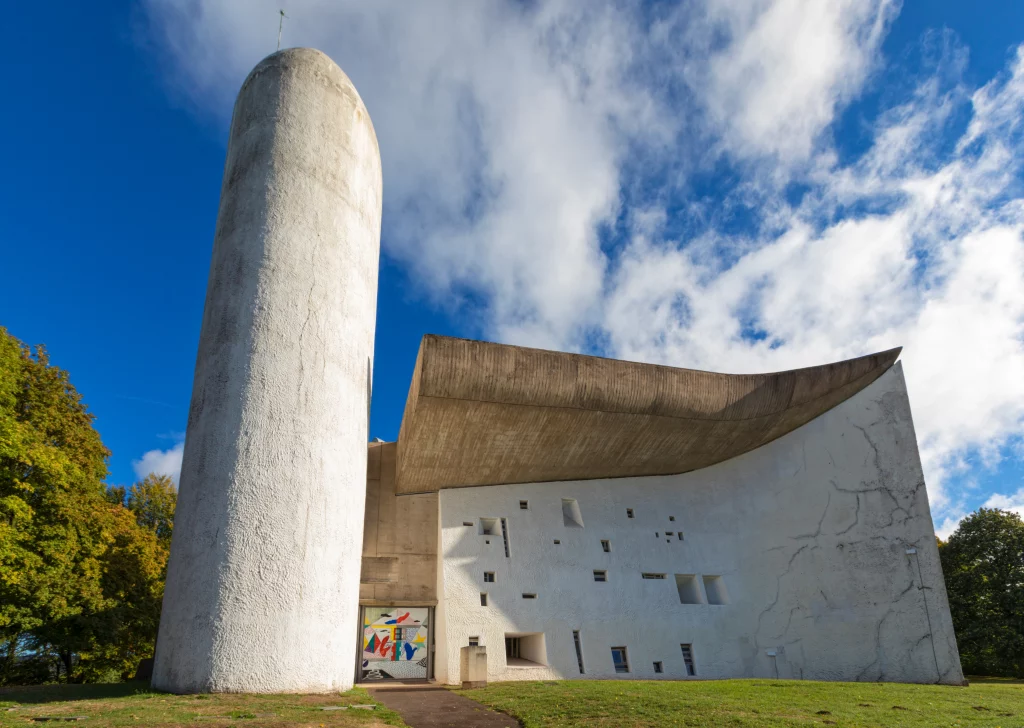 Chapelle moderne blanche sous le ciel bleu
