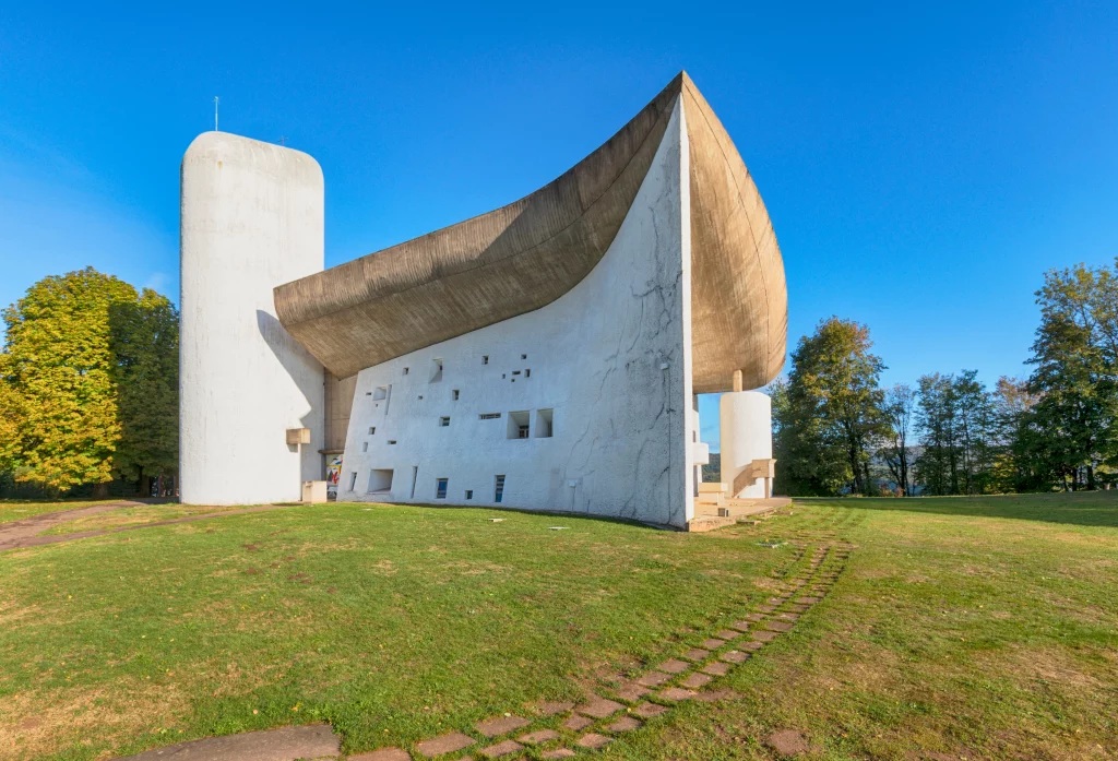 Chapelle moderne sous ciel bleu ensoleillé