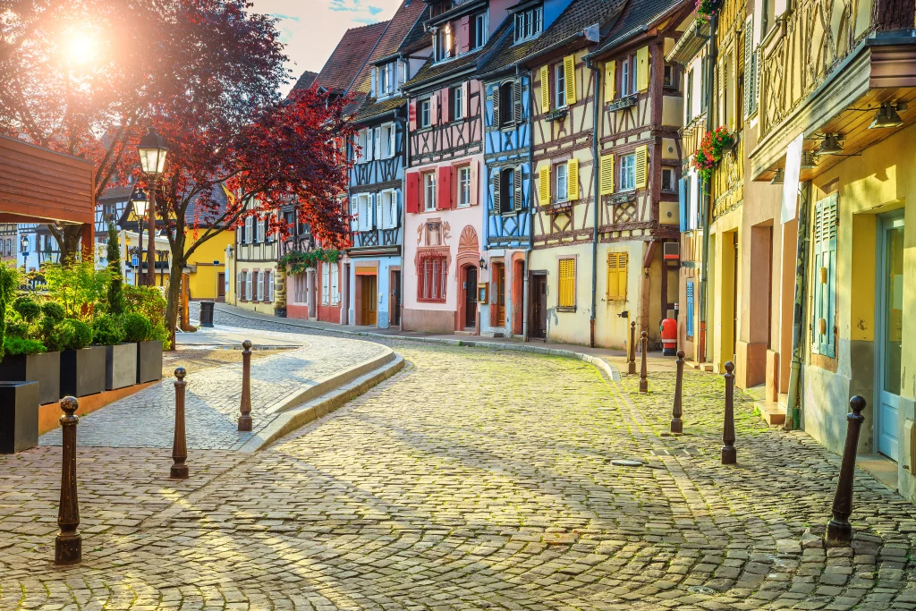 Rue pavée avec maisons colorées en Alsace