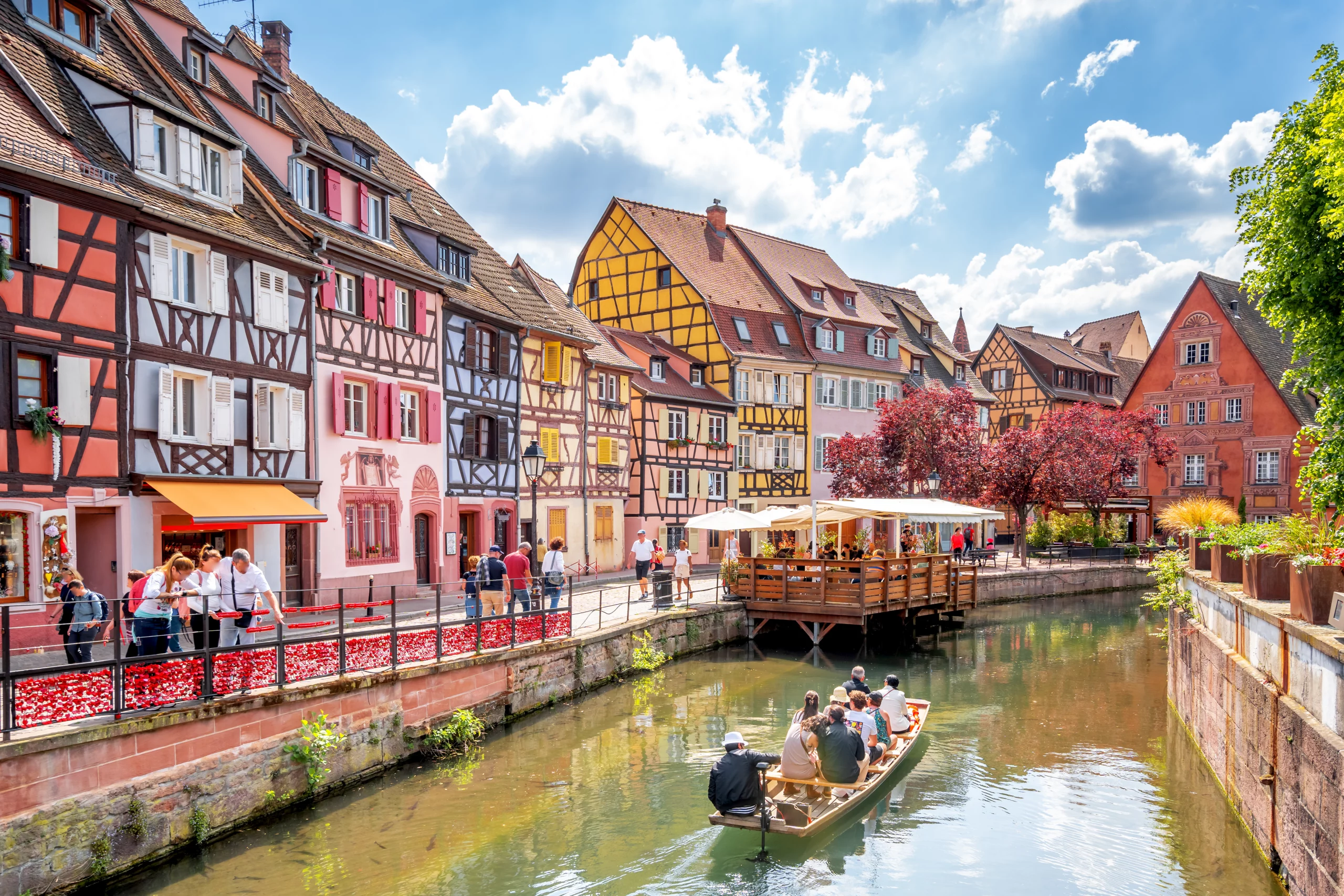 Maisons à colombages colorées avec canal, Colmar, France.