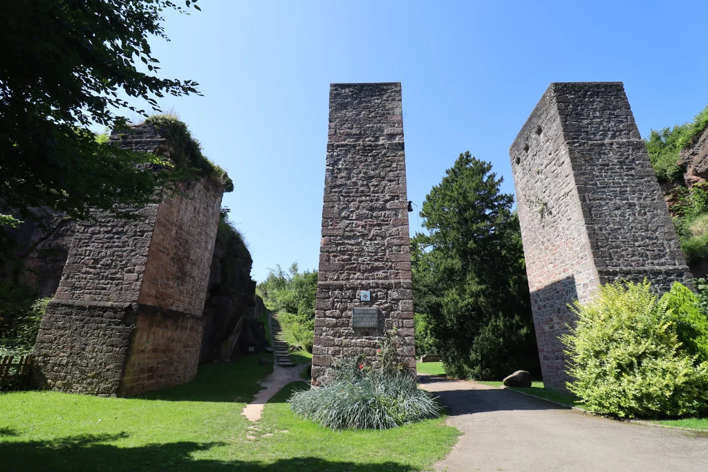 Vestiges de viaduc en pierre sous ciel bleu