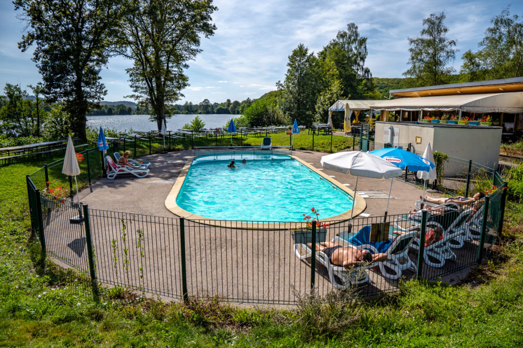 Piscine extérieure avec vue sur le lac.