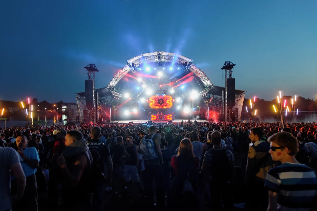 Concert en plein air avec foule enthousiaste