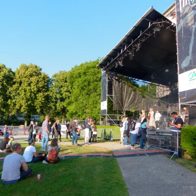 Concert en plein air, été, scène, spectateurs assis