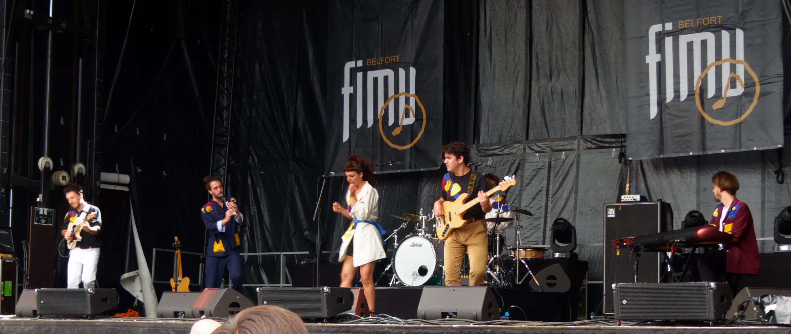 Groupe joue sur scène au festival de Belfort.