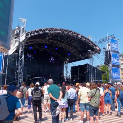 Concert en plein air avec public nombreux.