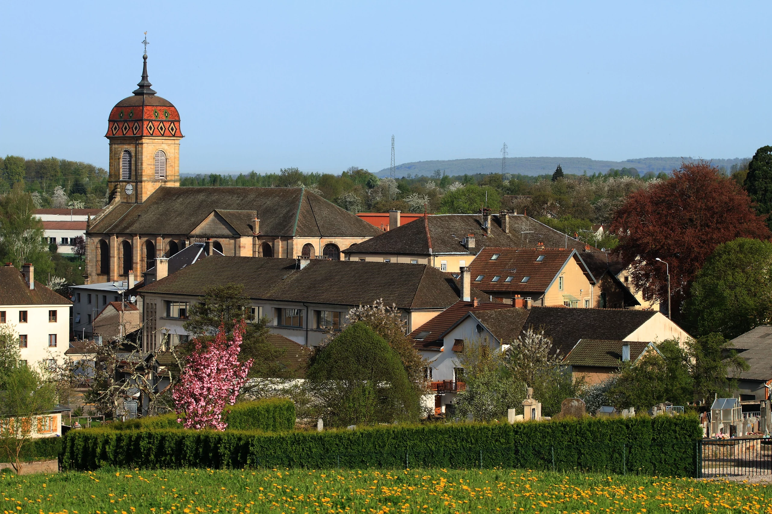 Village français avec église et paysage printanier