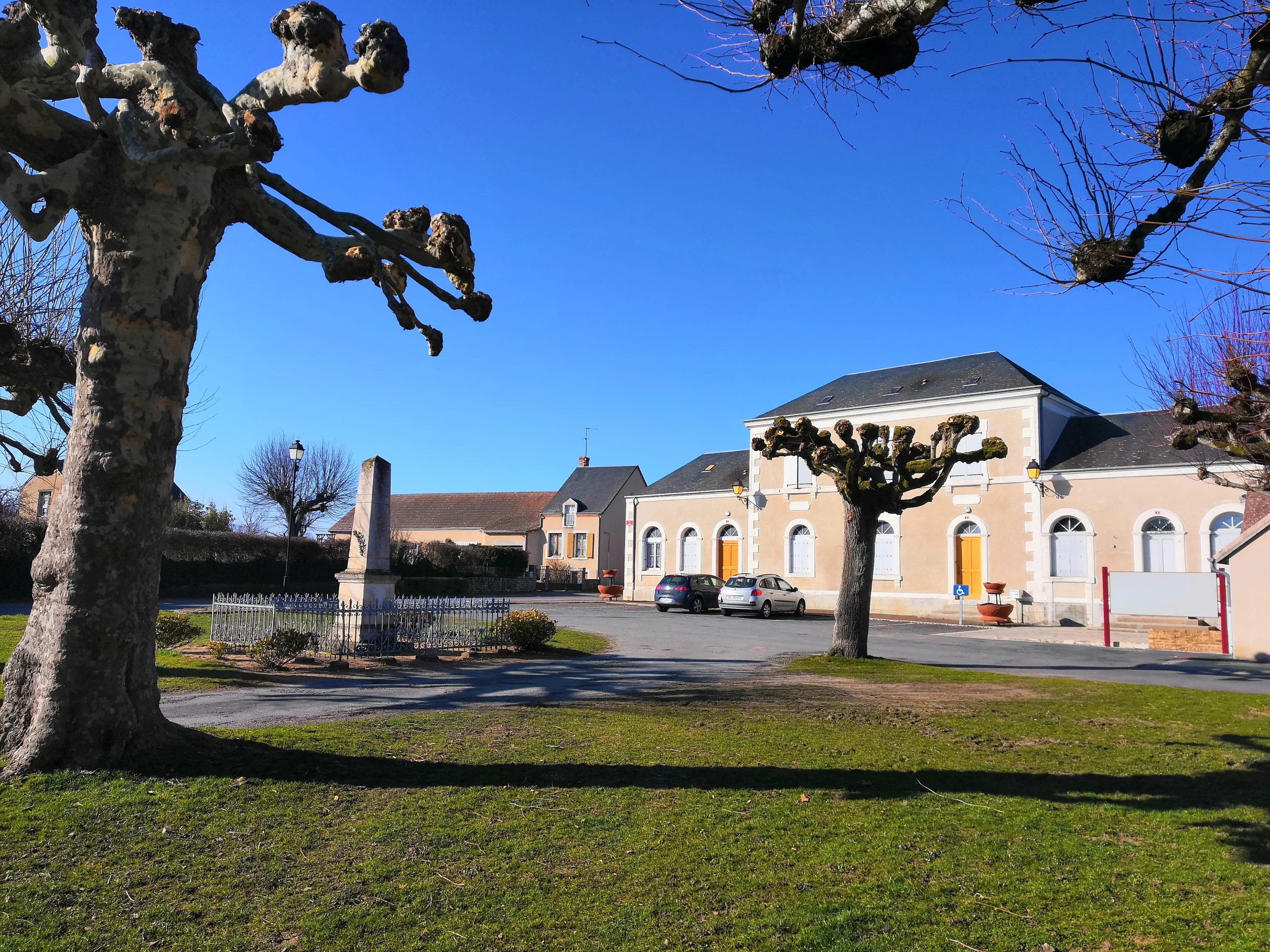 Bâtiment avec arbres et monument, ciel bleu